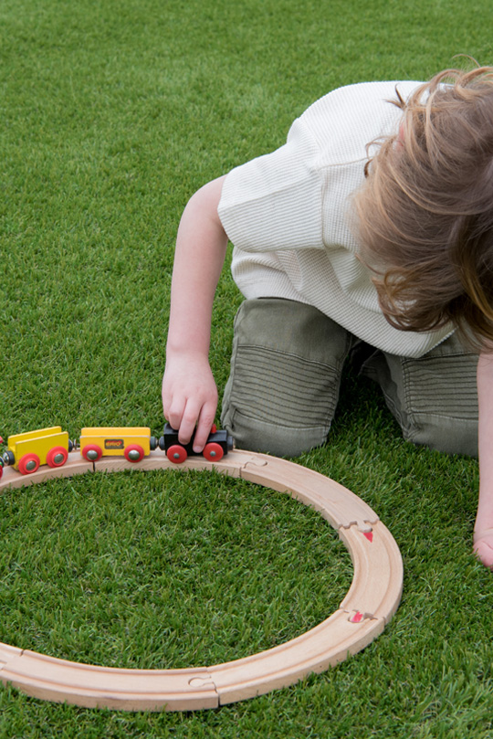 Spelen op kunstgras, kinderdagverblijf